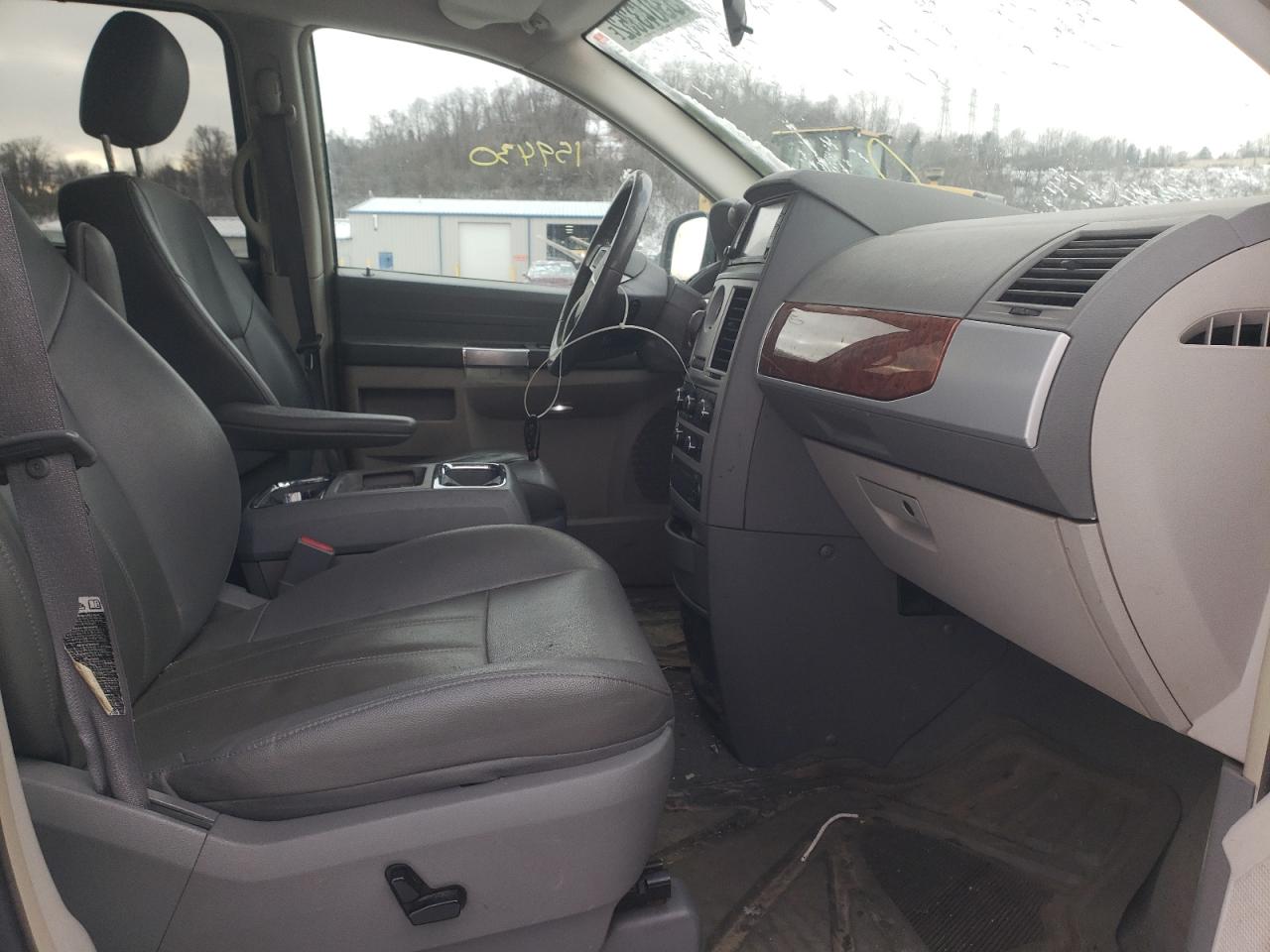Photo 5 from auction – 2008 CHRYSLER TOWN & COU with VIN 2A8HR54P28R786648