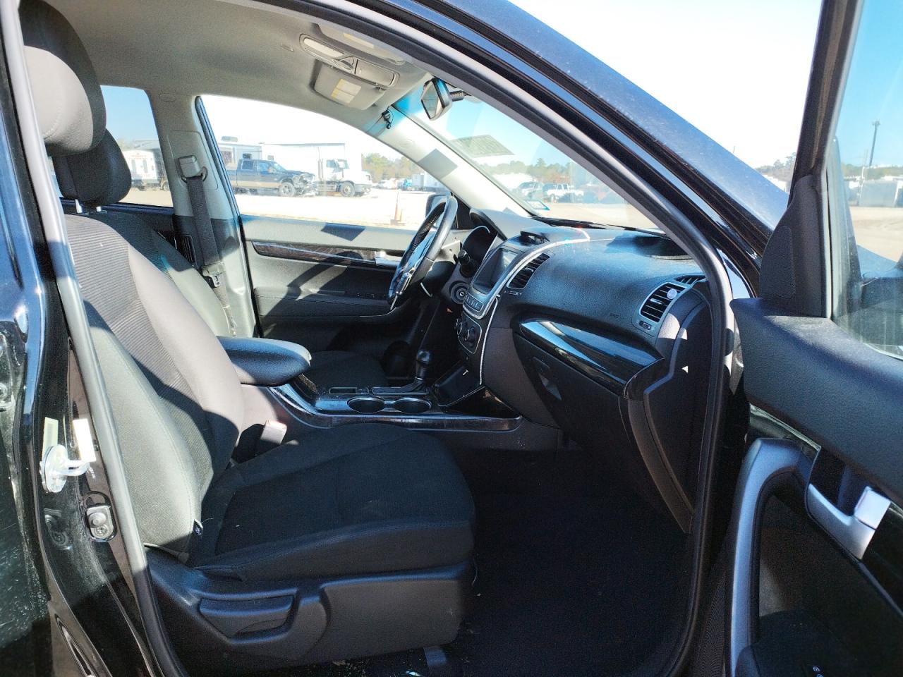 Photo 5 from auction – 2015 KIA SORENTO LX with VIN 5XYKTCA68FG593839
