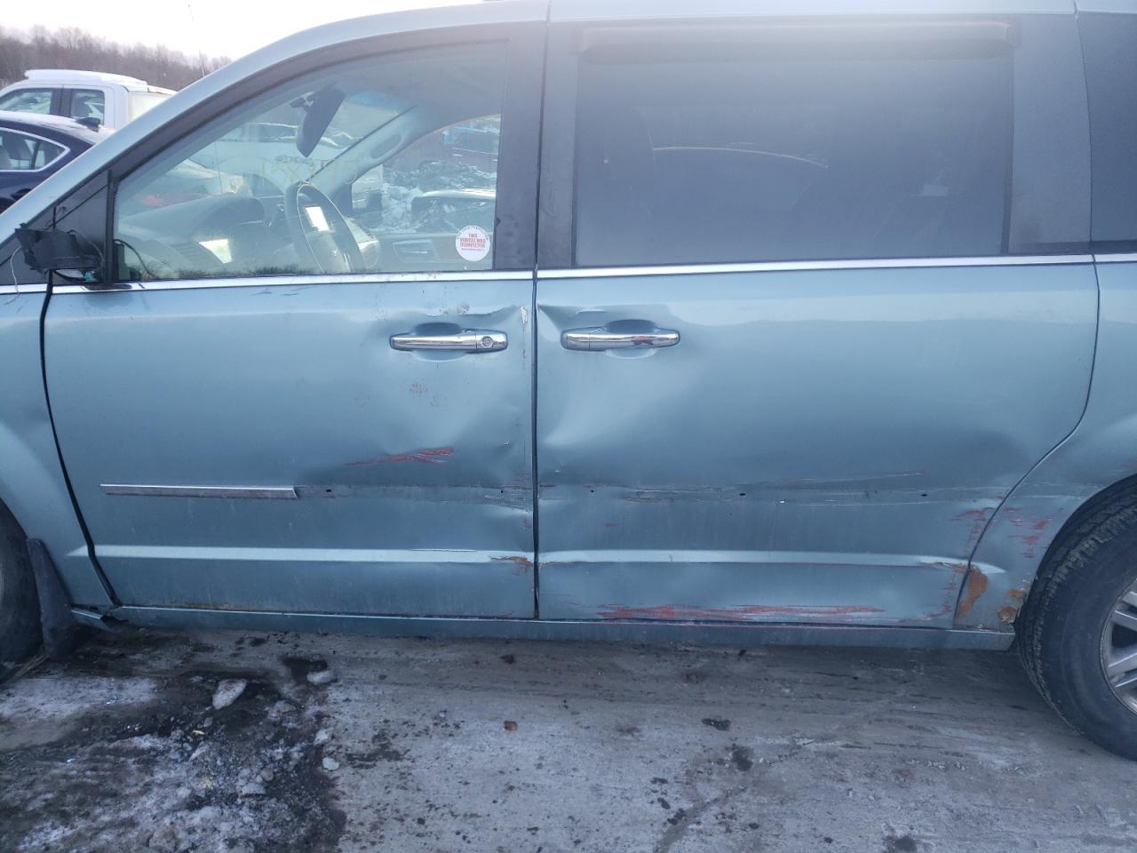 Photo 9 from auction – 2008 CHRYSLER TOWN & COU with VIN 2A8HR64X28R767040