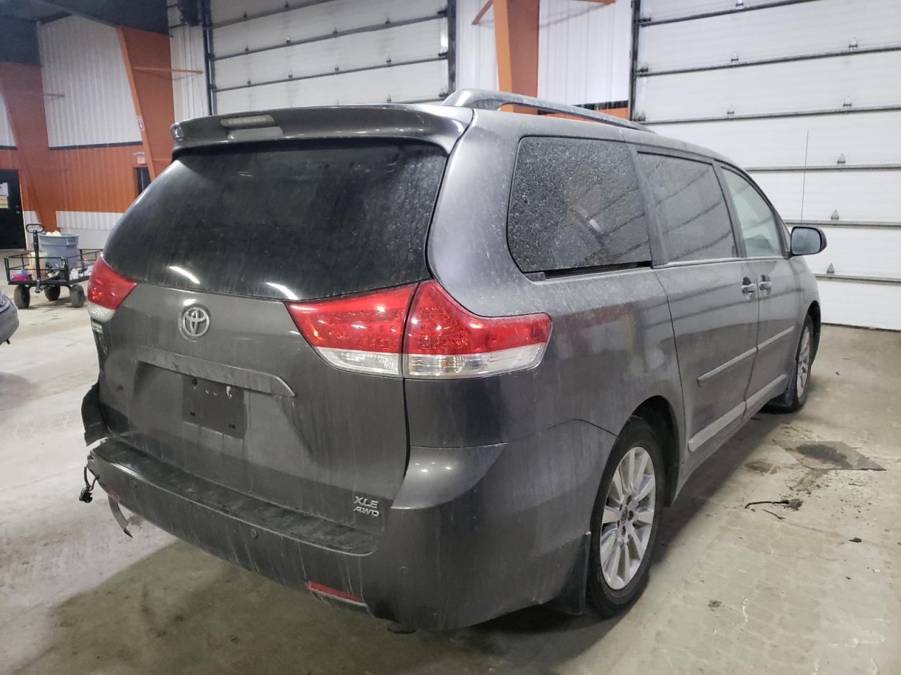 Photo 4 from auction – 2014 TOYOTA SIENNA XLE with VIN 5TDDK3DC3ES086152