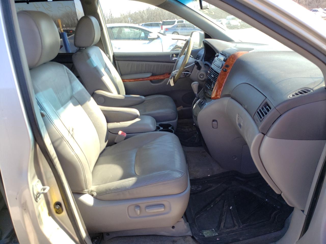 Photo 5 from auction – 2010 TOYOTA SIENNA XLE with VIN 5TDYK4CC6AS337474