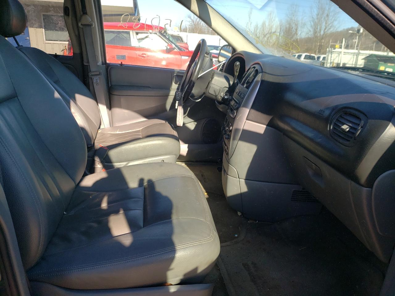 Photo 5 from auction – 2007 CHRYSLER TOWN & COU with VIN 2A4GP54L17R134702