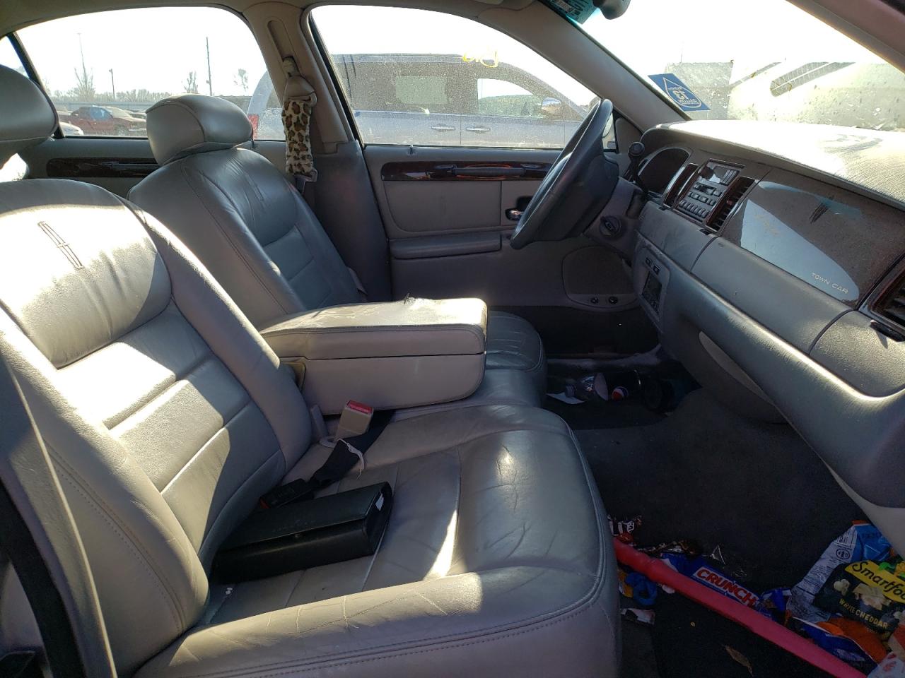 Photo 5 from auction – 2002 LINCOLN TOWN CAR E with VIN 1LNHM81W72Y661372