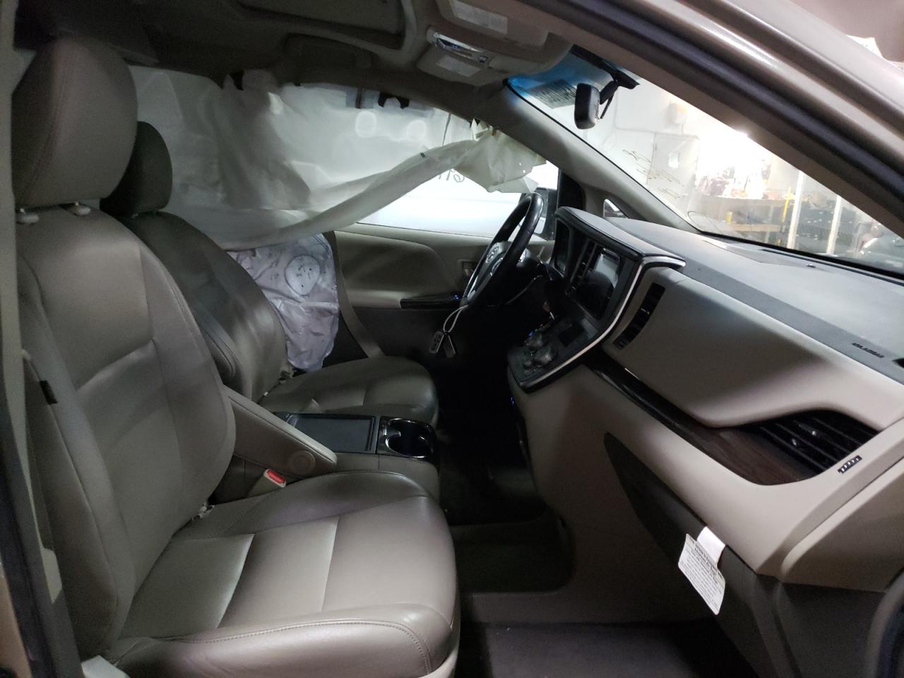 Photo 5 from auction – 2017 TOYOTA SIENNA XLE with VIN 5TDYZ3DC9HS809830