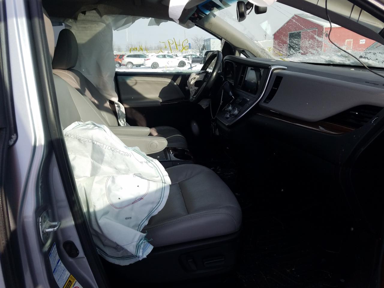 Photo 5 from auction – 2017 TOYOTA SIENNA XLE with VIN 5TDDZ3DC9HS162540