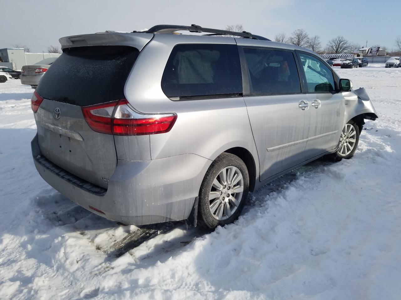 Photo 4 from auction – 2017 TOYOTA SIENNA XLE with VIN 5TDDZ3DC9HS162540