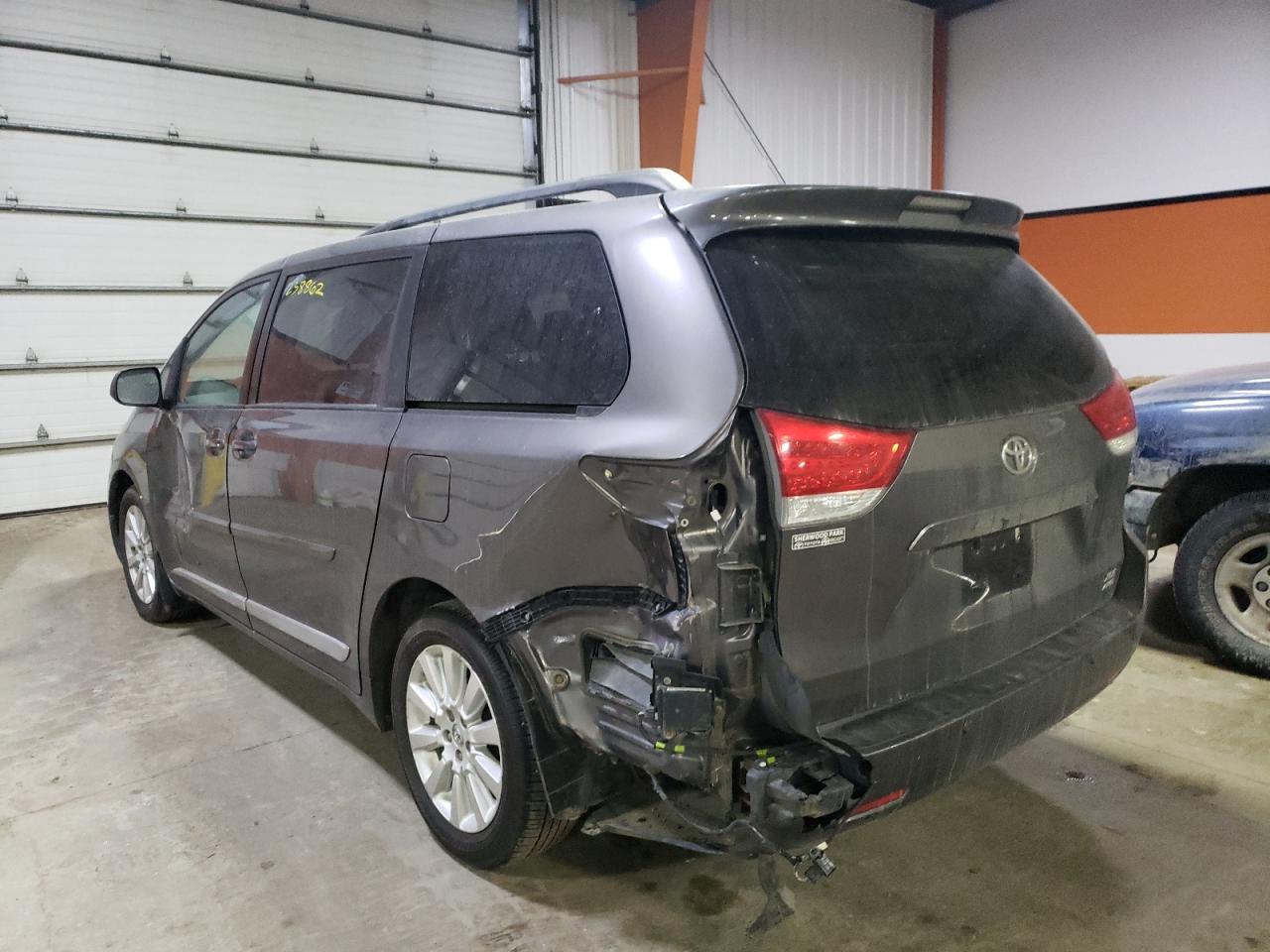 Photo 3 from auction – 2014 TOYOTA SIENNA XLE with VIN 5TDDK3DC3ES086152