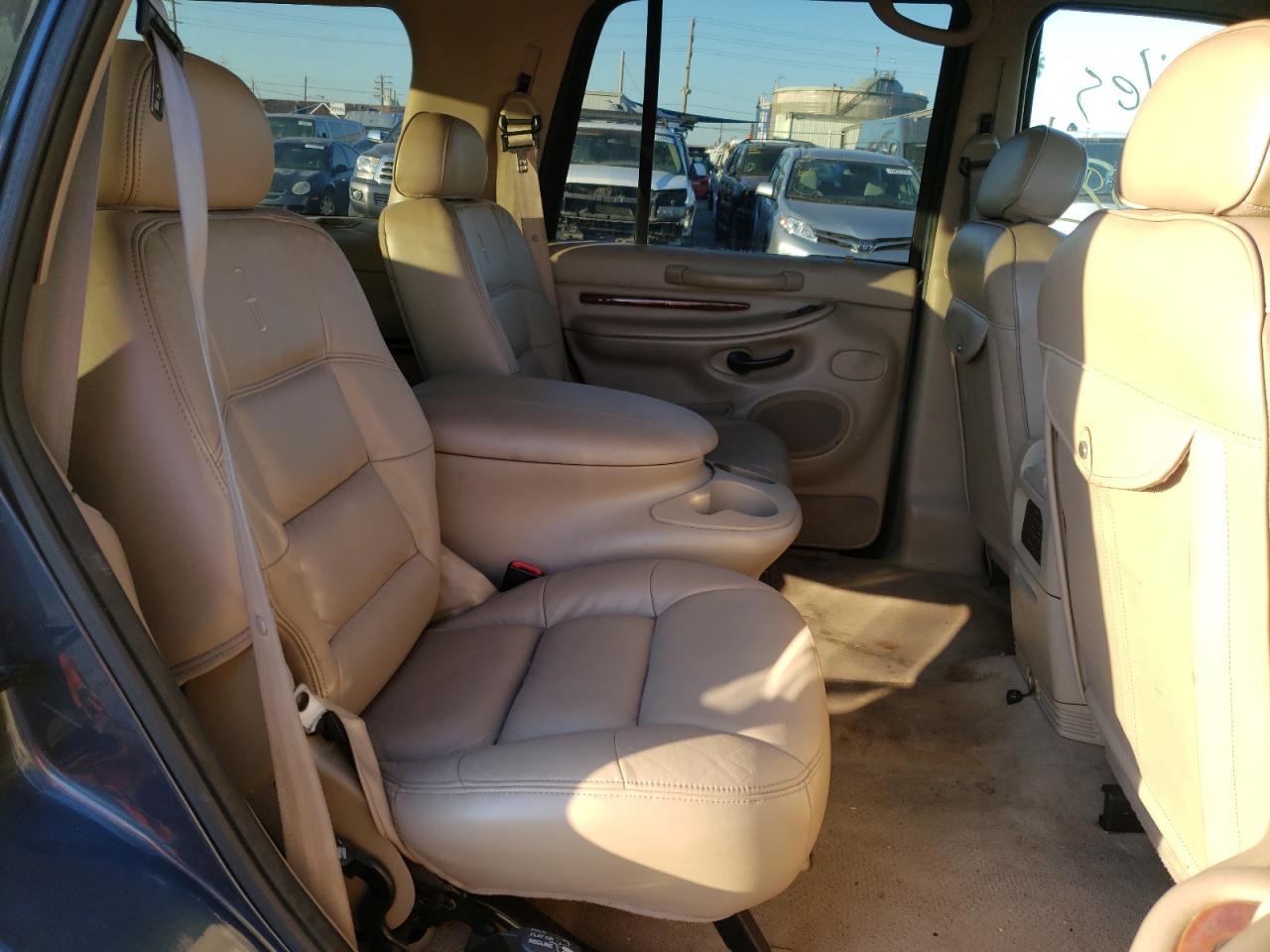 Photo 6 from auction – 2001 LINCOLN NAVIGATOR with VIN 5LMFU28R11LJ11288