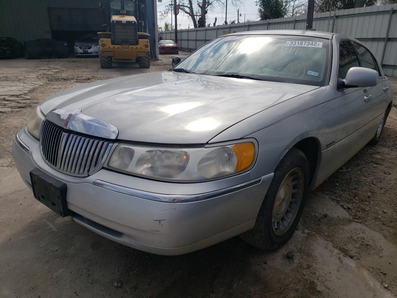 Photo 2 from auction – 2000 LINCOLN TOWN CAR E with VIN 1LNHM81W2YY940737