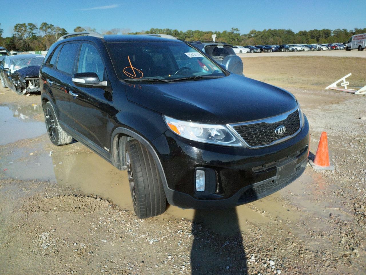 KIA SORENTO LX 2015 with VIN 5XYKTCA68FG593839 - Photo from auction