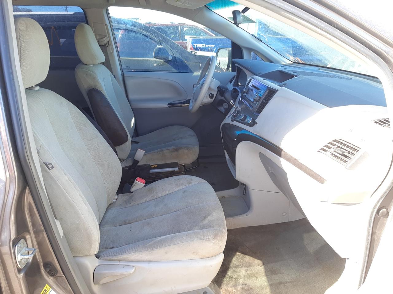 Photo 5 from auction – 2014 TOYOTA SIENNA with VIN 5TDZK3DC9ES409609