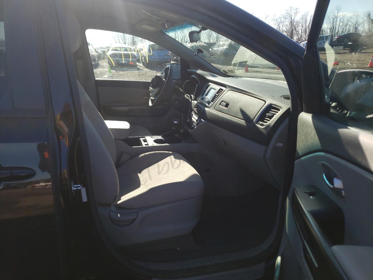 Photo 5 from auction – 2017 KIA SEDONA LX with VIN KNDMB5C19H6306894