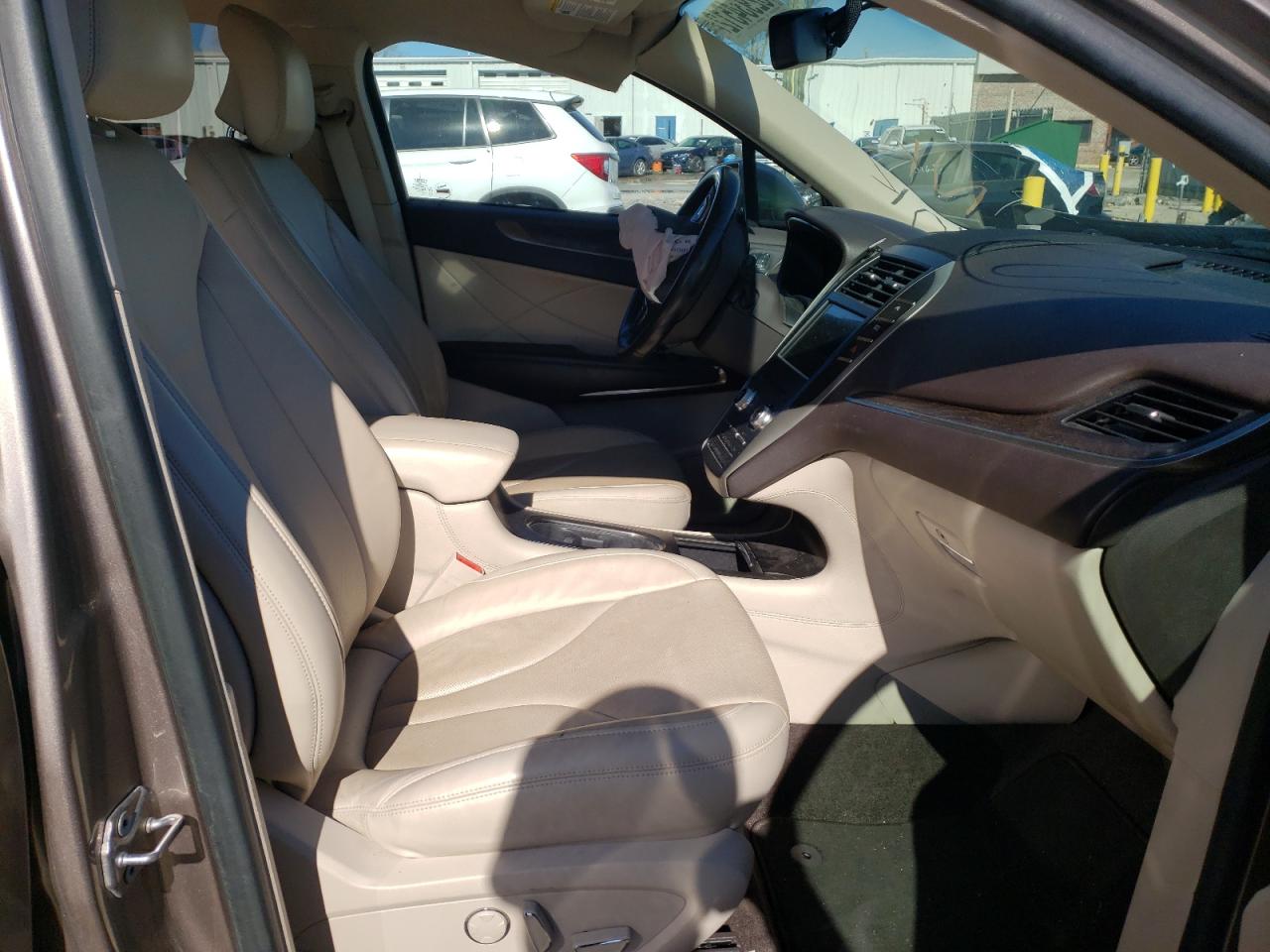 Photo 5 from auction – 2018 LINCOLN MKC RESERV with VIN 5LMCJ3C94JUL18647