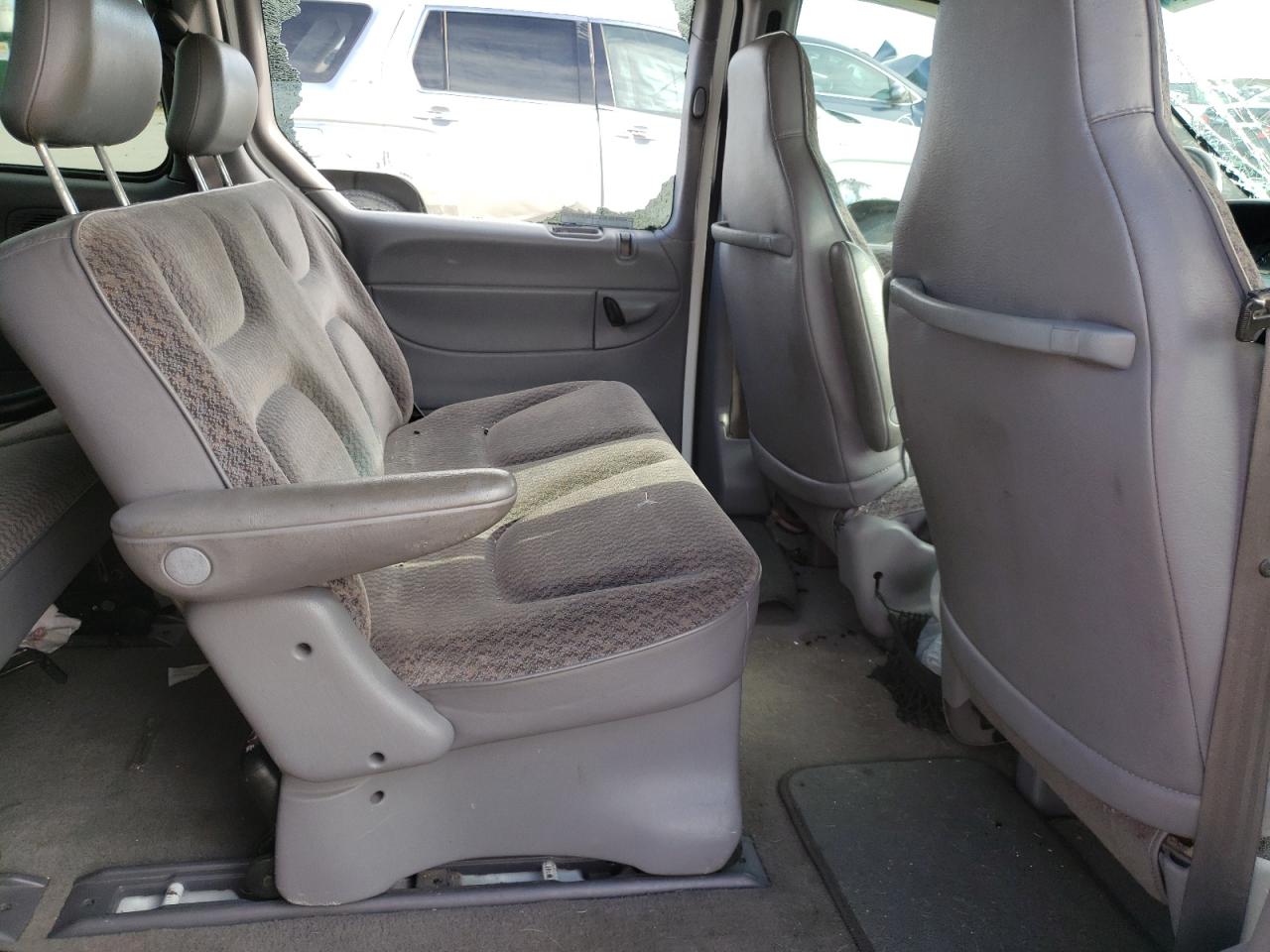 Photo 6 from auction – 2000 DODGE CARAVAN with VIN 2B4GP2530YR888773