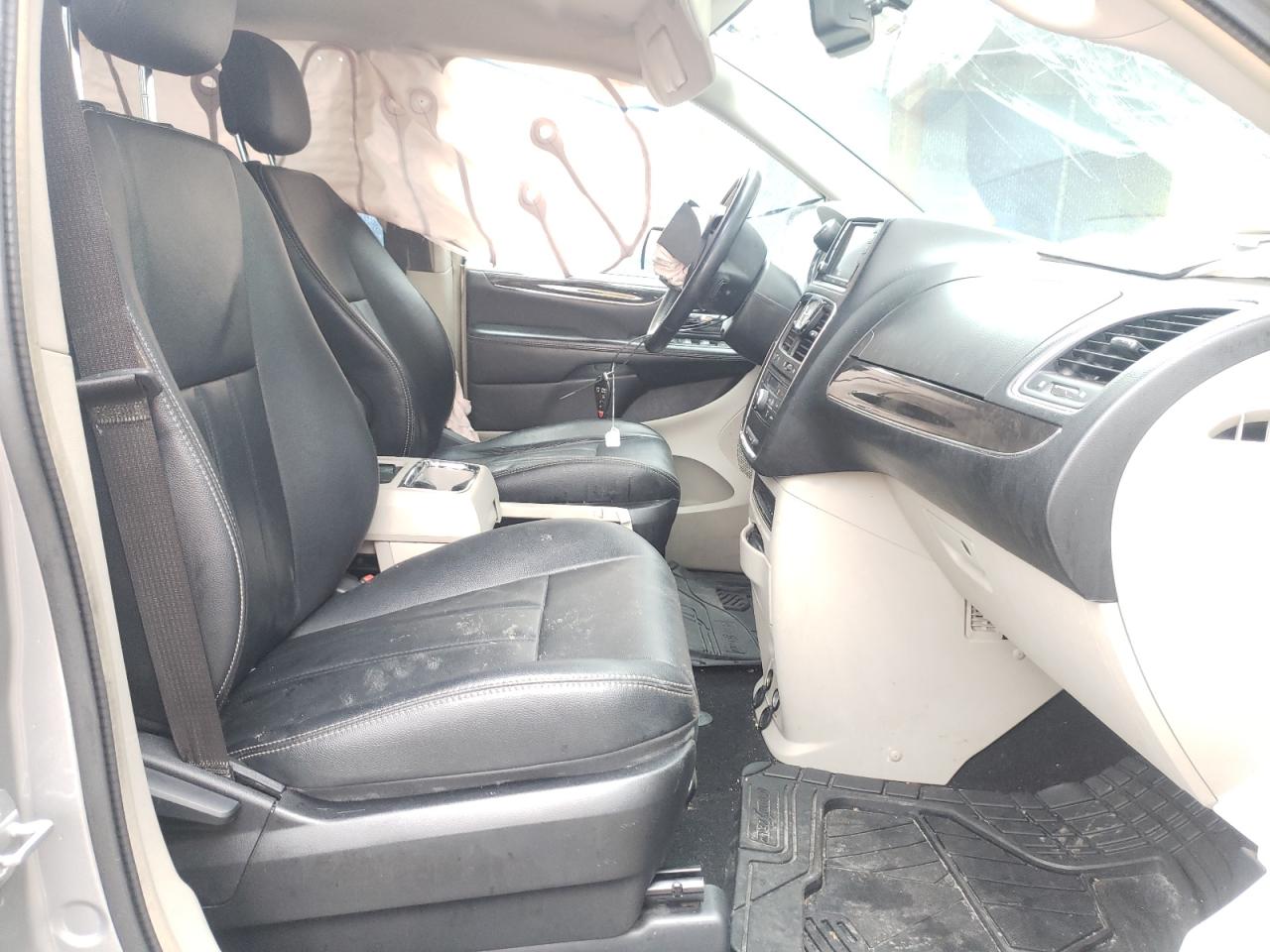 Photo 5 from auction – 2016 CHRYSLER TOWN & COU with VIN 2C4RC1BG4GR280469