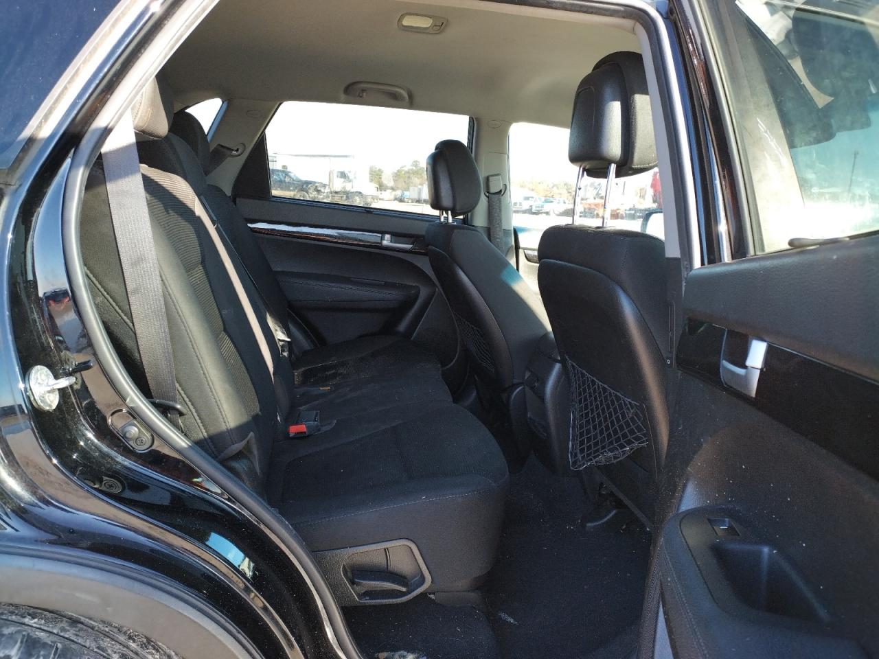 Photo 6 from auction – 2015 KIA SORENTO LX with VIN 5XYKTCA68FG593839