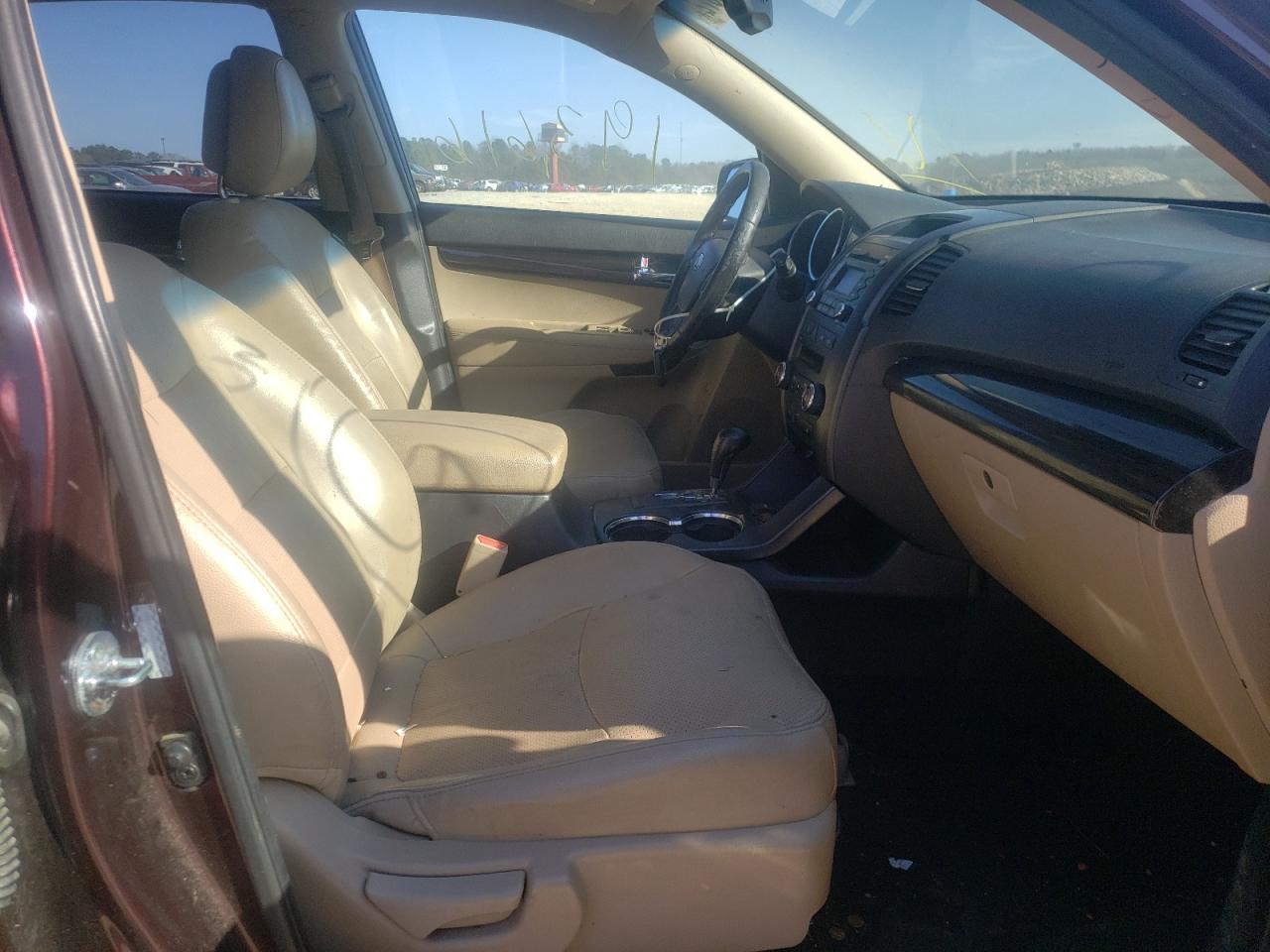 Photo 5 from auction – 2011 KIA SORENTO EX with VIN 5XYKU4A10BG032343