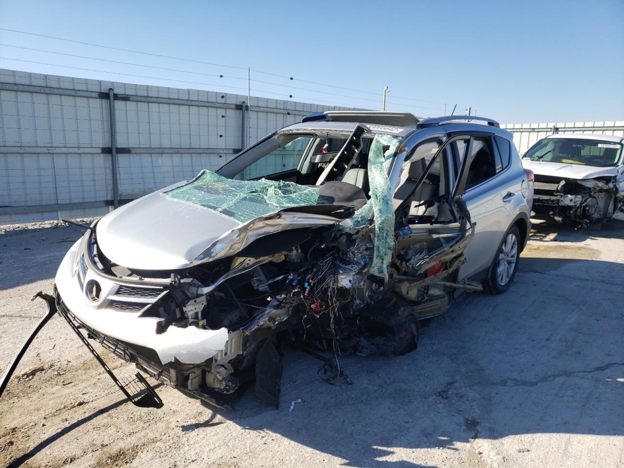 Photo 2 from auction – 2014 TOYOTA RAV4 LIMIT with VIN 2T3YFREV4EW111471