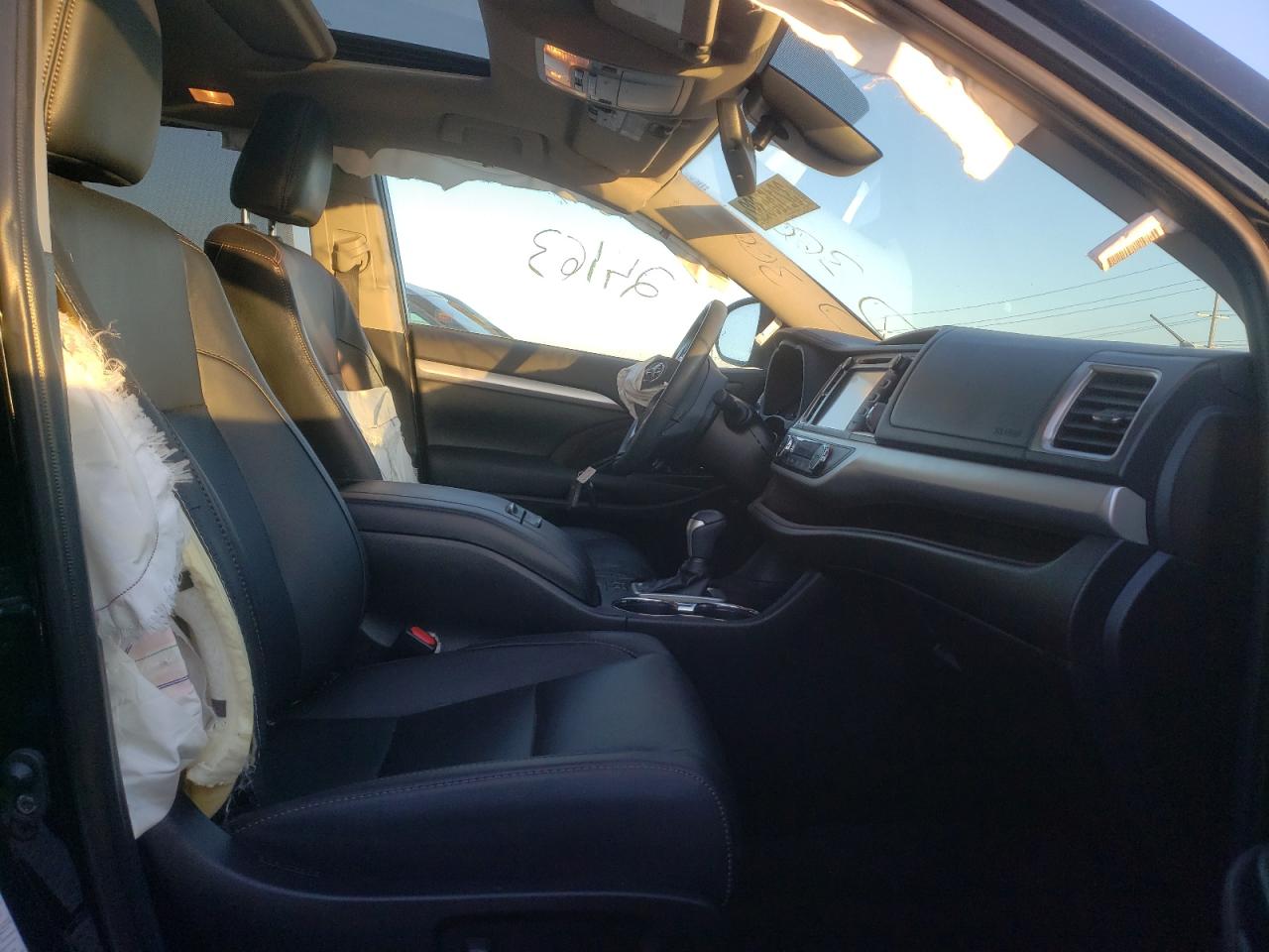 Photo 5 from auction – 2019 TOYOTA HIGHLANDER with VIN 5TDJZRFH2KS957502
