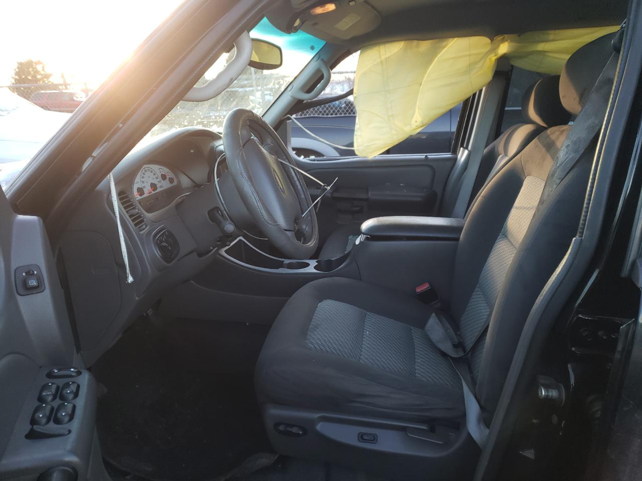 Photo 5 from auction – 2005 FORD EXPLORER S with VIN 1FMDU77K35UB93519