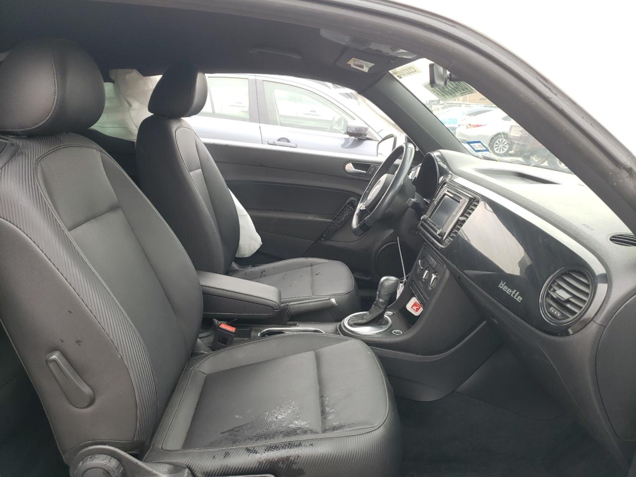 Photo 5 from auction – 2018 VOLKSWAGEN BEETLE S with VIN 3VWFD7ATXJM711698