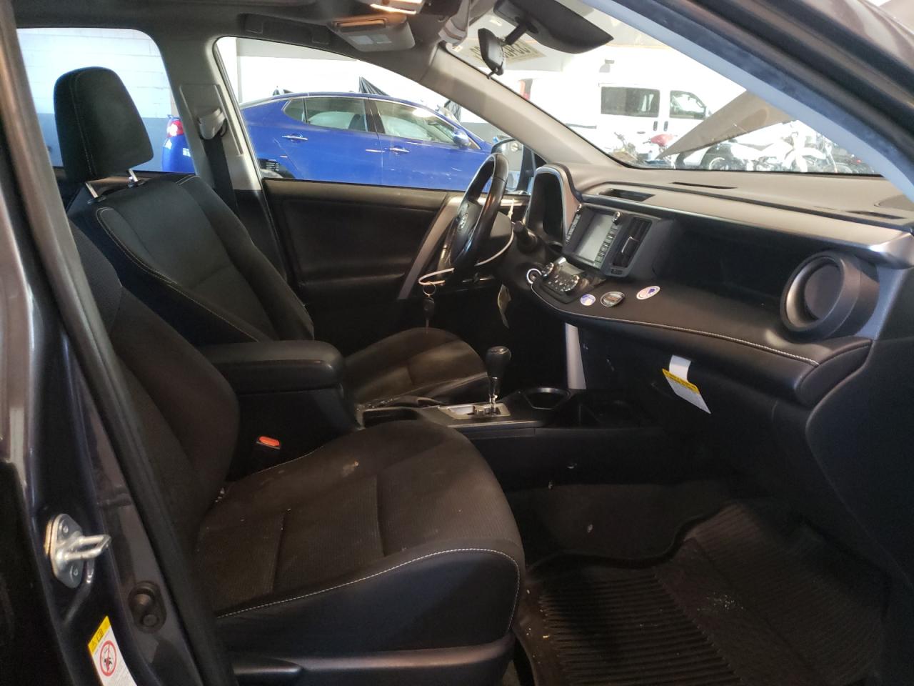Photo 5 from auction – 2017 TOYOTA RAV4 XLE with VIN JTMRFREV2HJ708187