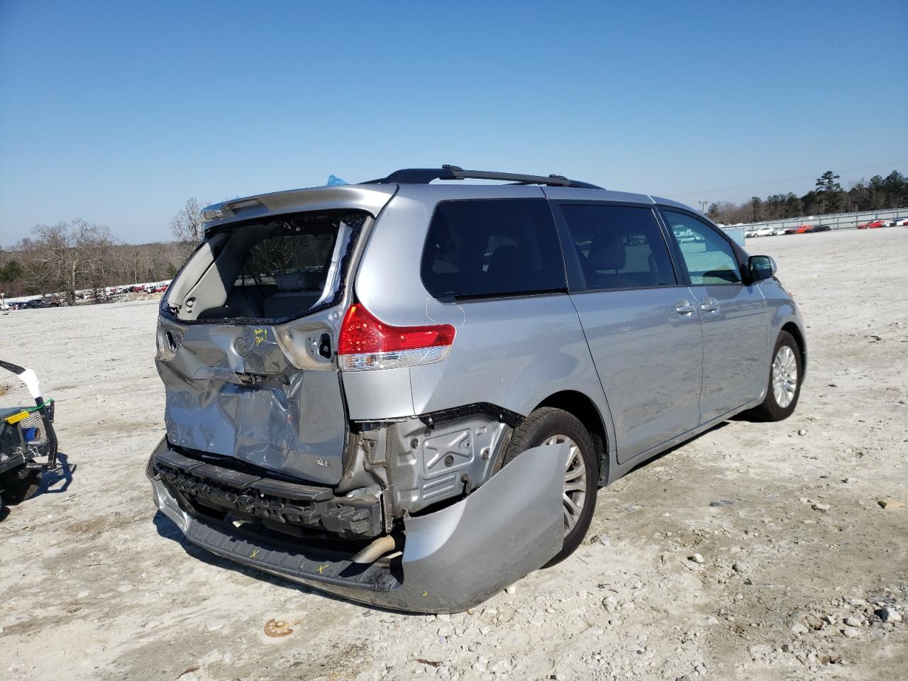 Photo 4 from auction – 2013 TOYOTA SIENNA XLE with VIN 5TDYK3DC7DS367337