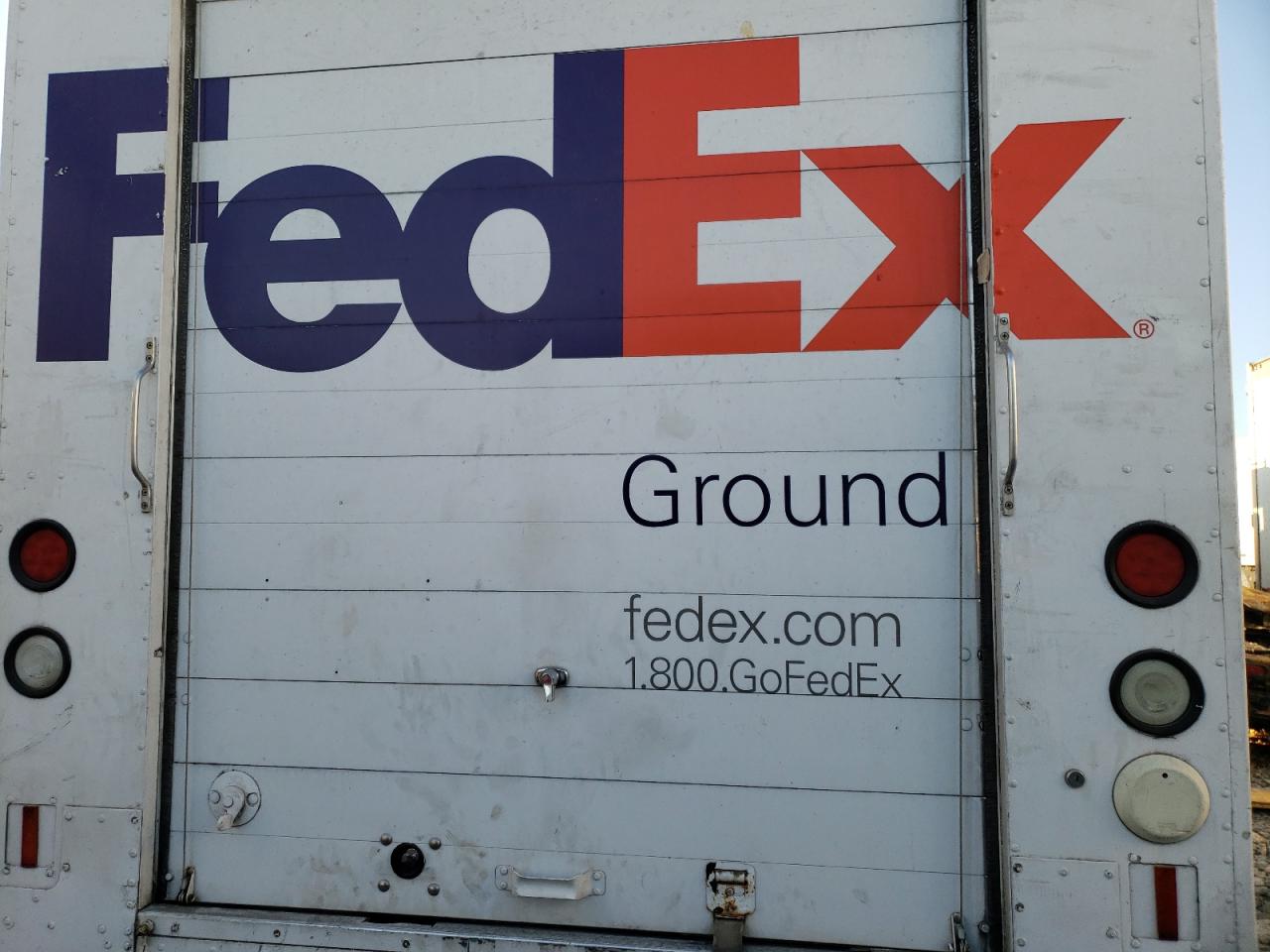 Photo 6 from auction – 2001 FREIGHTLINER CHASSIS M with VIN 4UZAANBW81CH52883