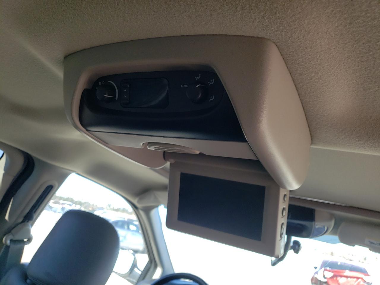 Photo 9 from auction – 2006 CHRYSLER TOWN & COU with VIN 2A4GP64L06R692772