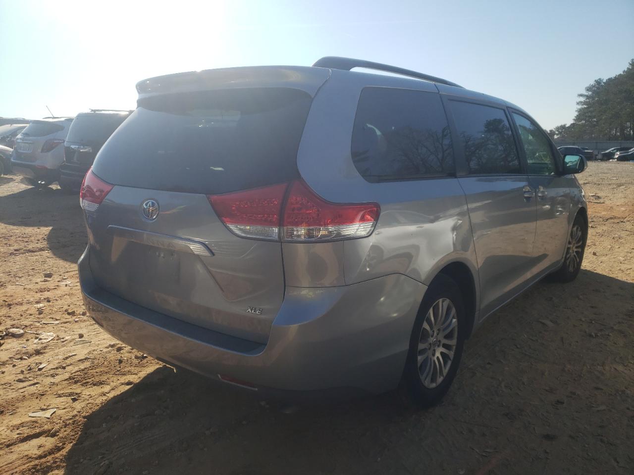 Photo 4 from auction – 2011 TOYOTA SIENNA XLE with VIN 5TDYK3DC2BS102841