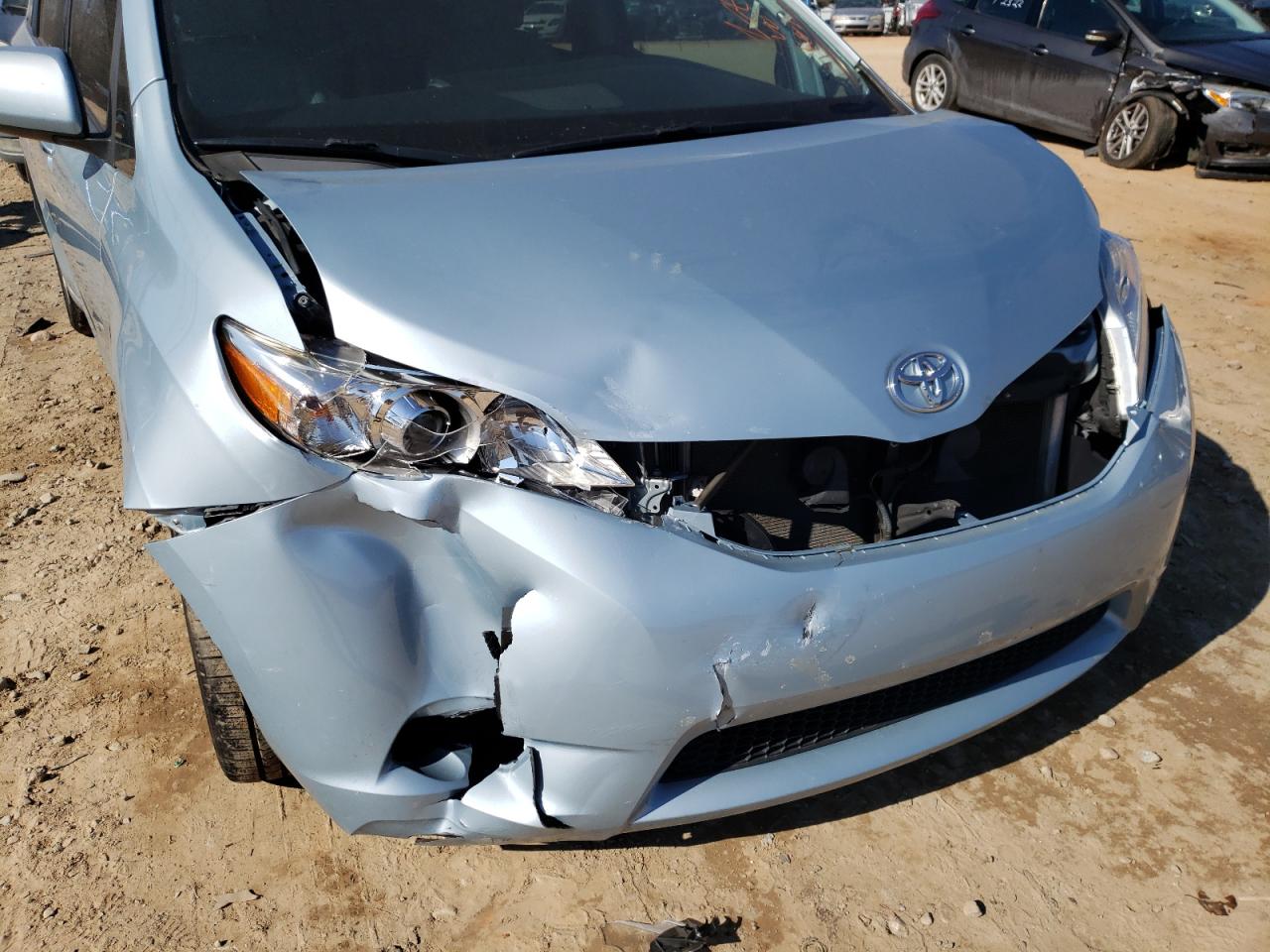 Photo 9 from auction – 2016 TOYOTA SIENNA XLE with VIN 5TDYK3DC9GS740107