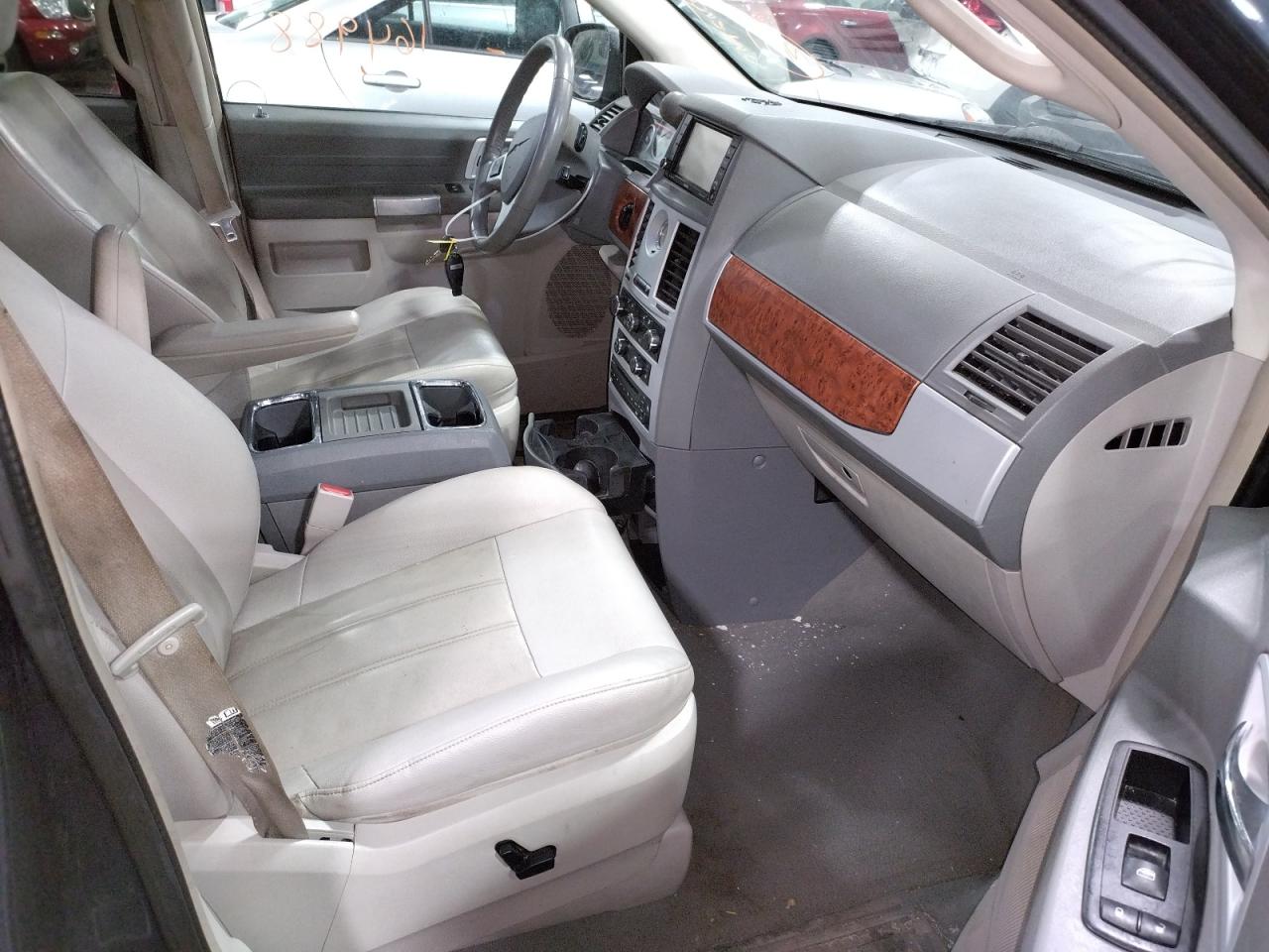 Photo 5 from auction – 2008 CHRYSLER TOWN & COU with VIN 2A8HR54P78R730267