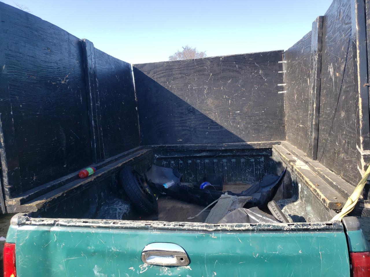 Photo 6 from auction – 2001 FORD F150 with VIN 1FTRF17W61NA45387
