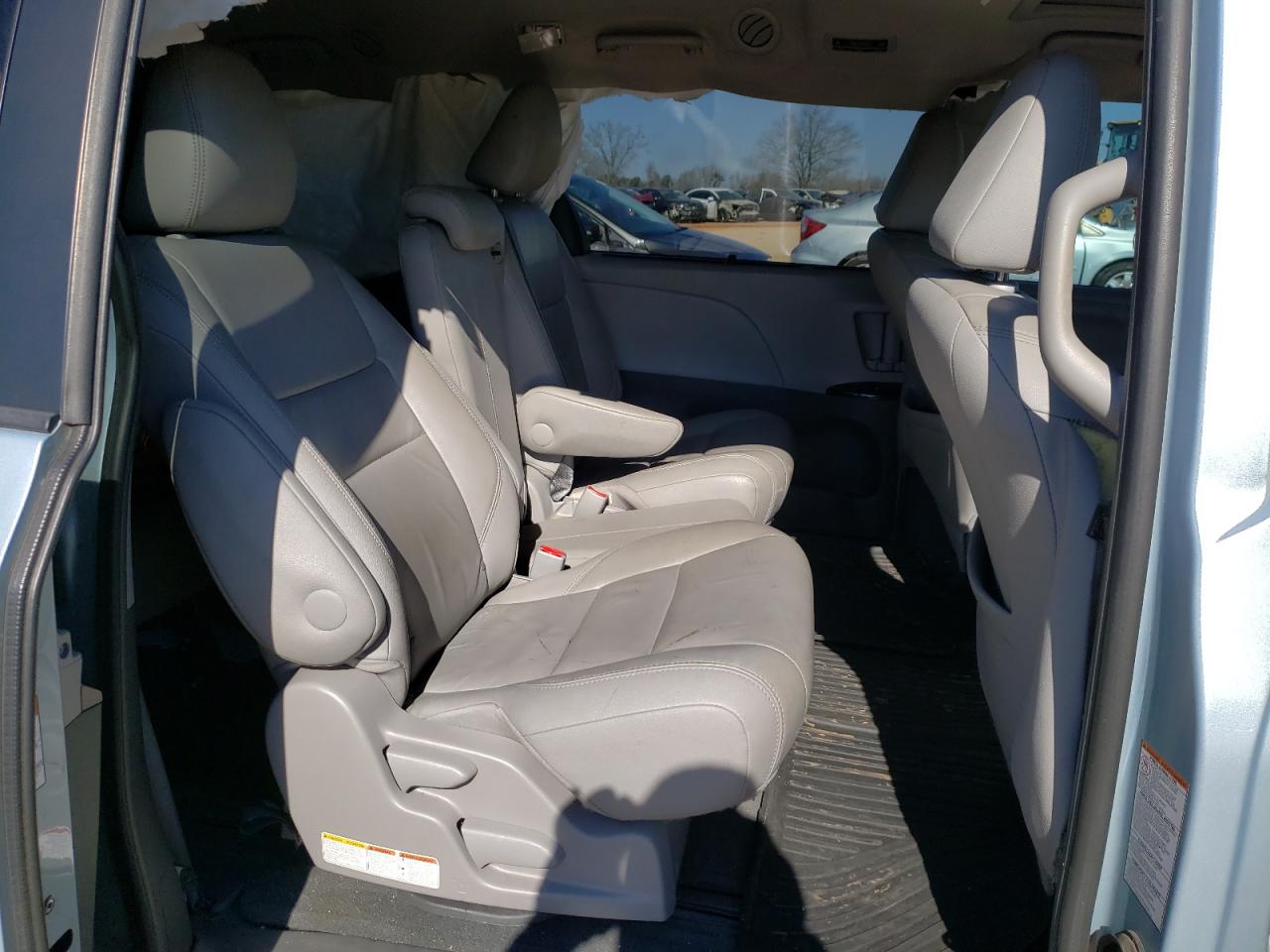Photo 6 from auction – 2016 TOYOTA SIENNA XLE with VIN 5TDYK3DC9GS740107