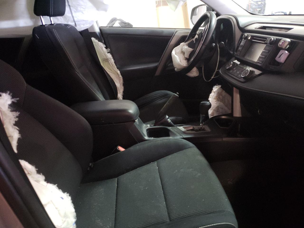 Photo 5 from auction – 2016 TOYOTA RAV4 XLE with VIN 2T3RFREV1GW495359