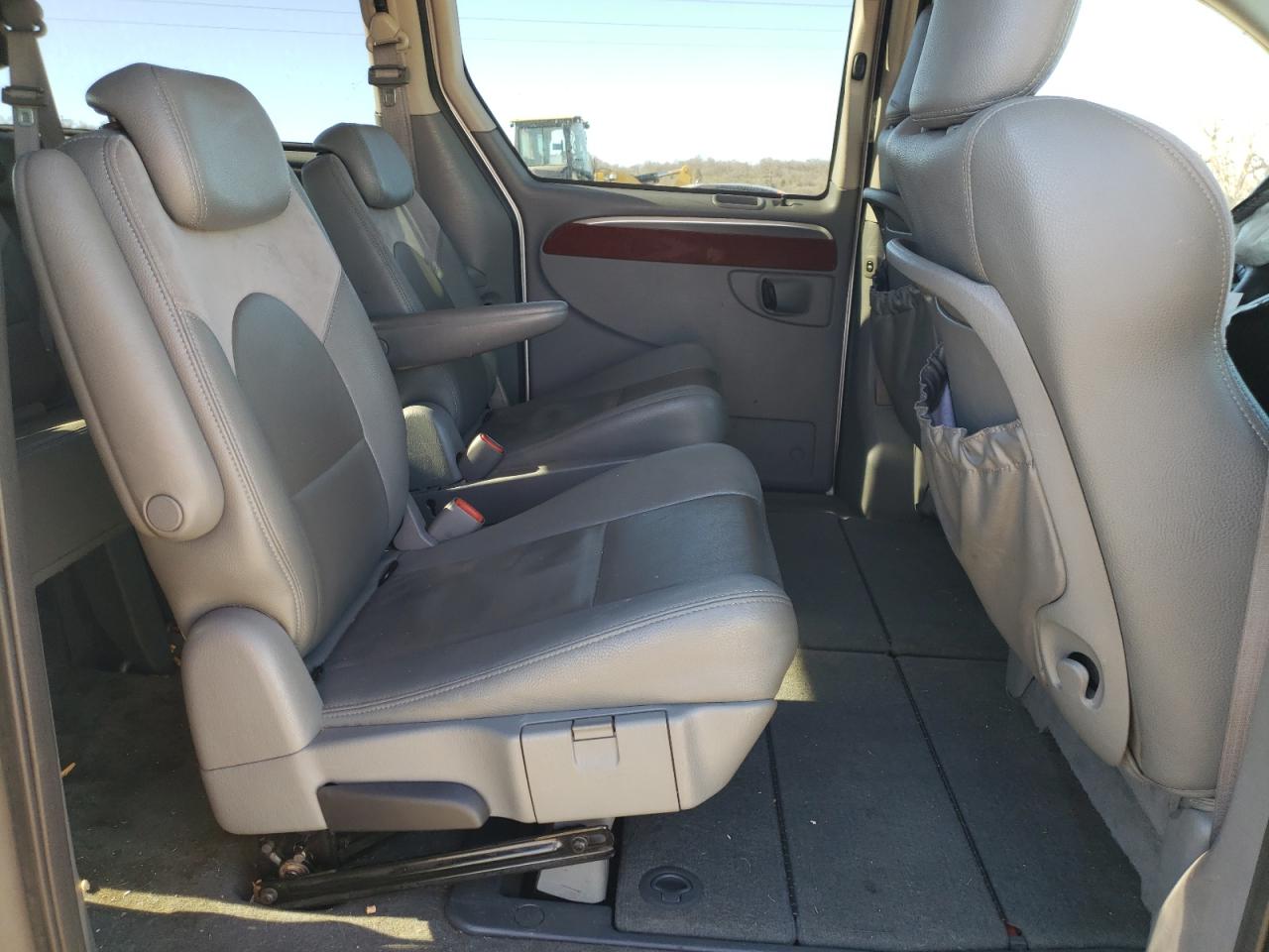 Photo 6 from auction – 2006 CHRYSLER TOWN & COU with VIN 2A4GP64L06R692772