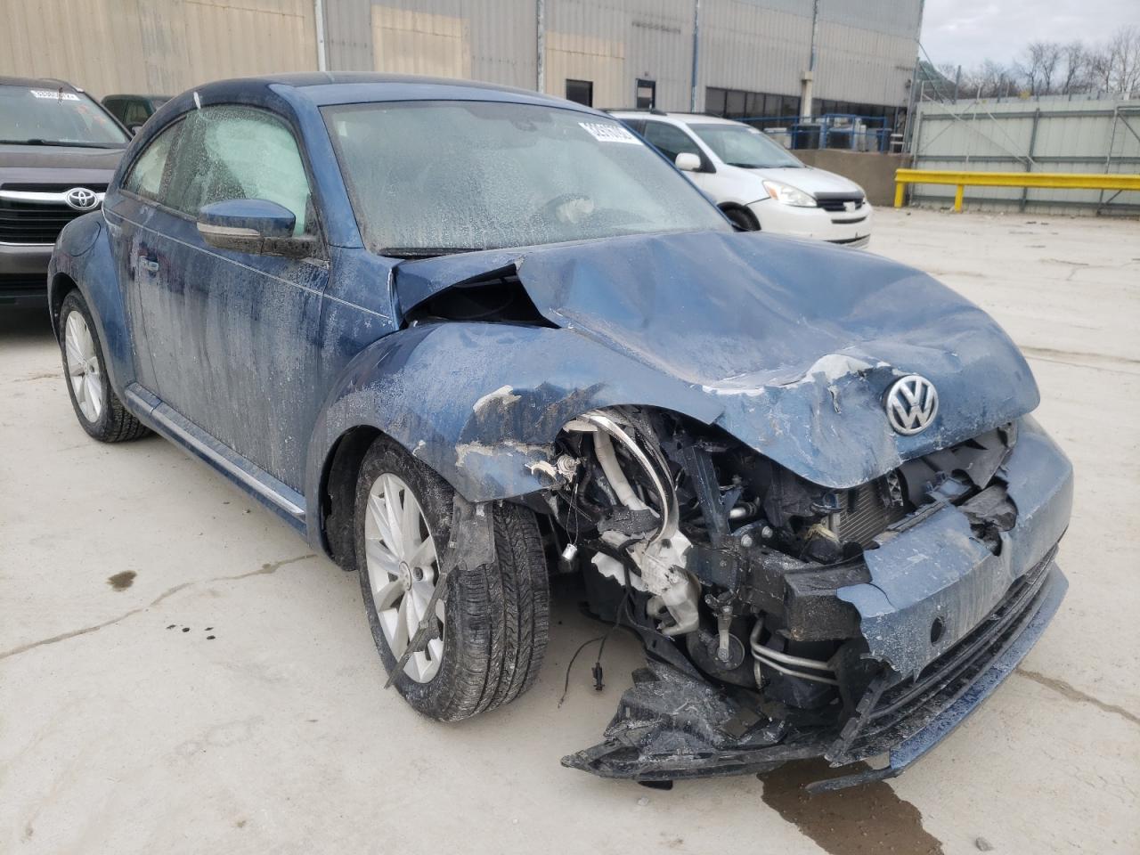 VOLKSWAGEN BEETLE S 2018 with VIN 3VWFD7AT4JM702575 - Photo from auction