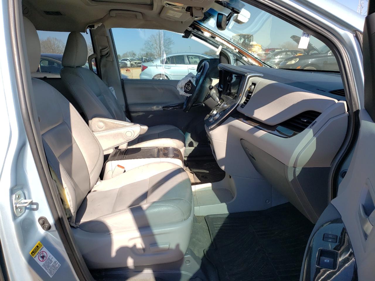 Photo 5 from auction – 2016 TOYOTA SIENNA XLE with VIN 5TDYK3DC9GS740107