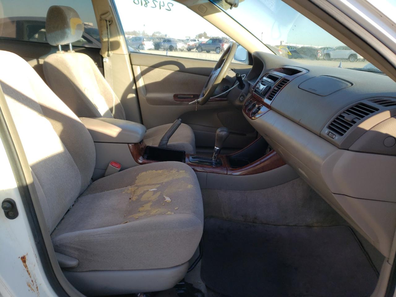Photo 5 from auction – 2004 TOYOTA CAMRY LE with VIN JTDBE30K940256690