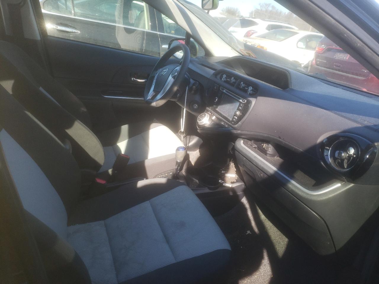 Photo 5 from auction – 2016 TOYOTA PRIUS C with VIN JTDKDTB35G1115770