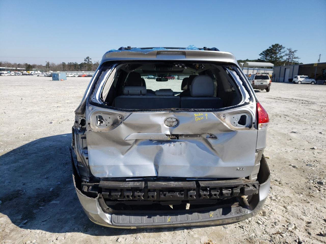 Photo 9 from auction – 2013 TOYOTA SIENNA XLE with VIN 5TDYK3DC7DS367337