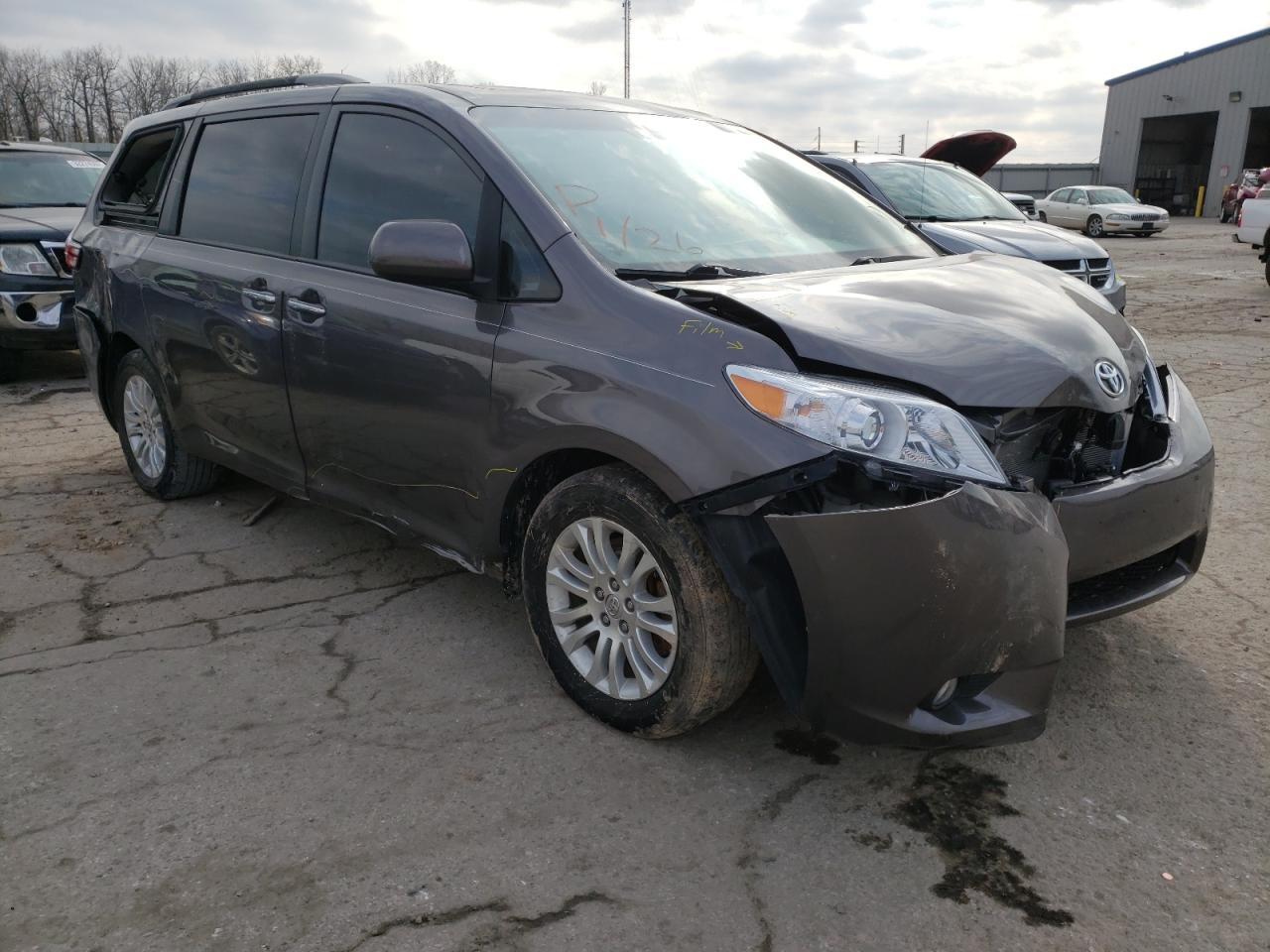TOYOTA SIENNA XLE 2015 with VIN 5TDYK3DC7FS575477 - Photo from auction