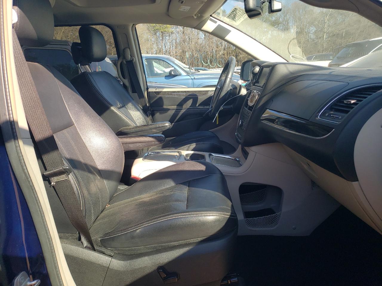 Photo 5 from auction – 2014 CHRYSLER TOWN & COU with VIN 2C4RC1CG1ER142805