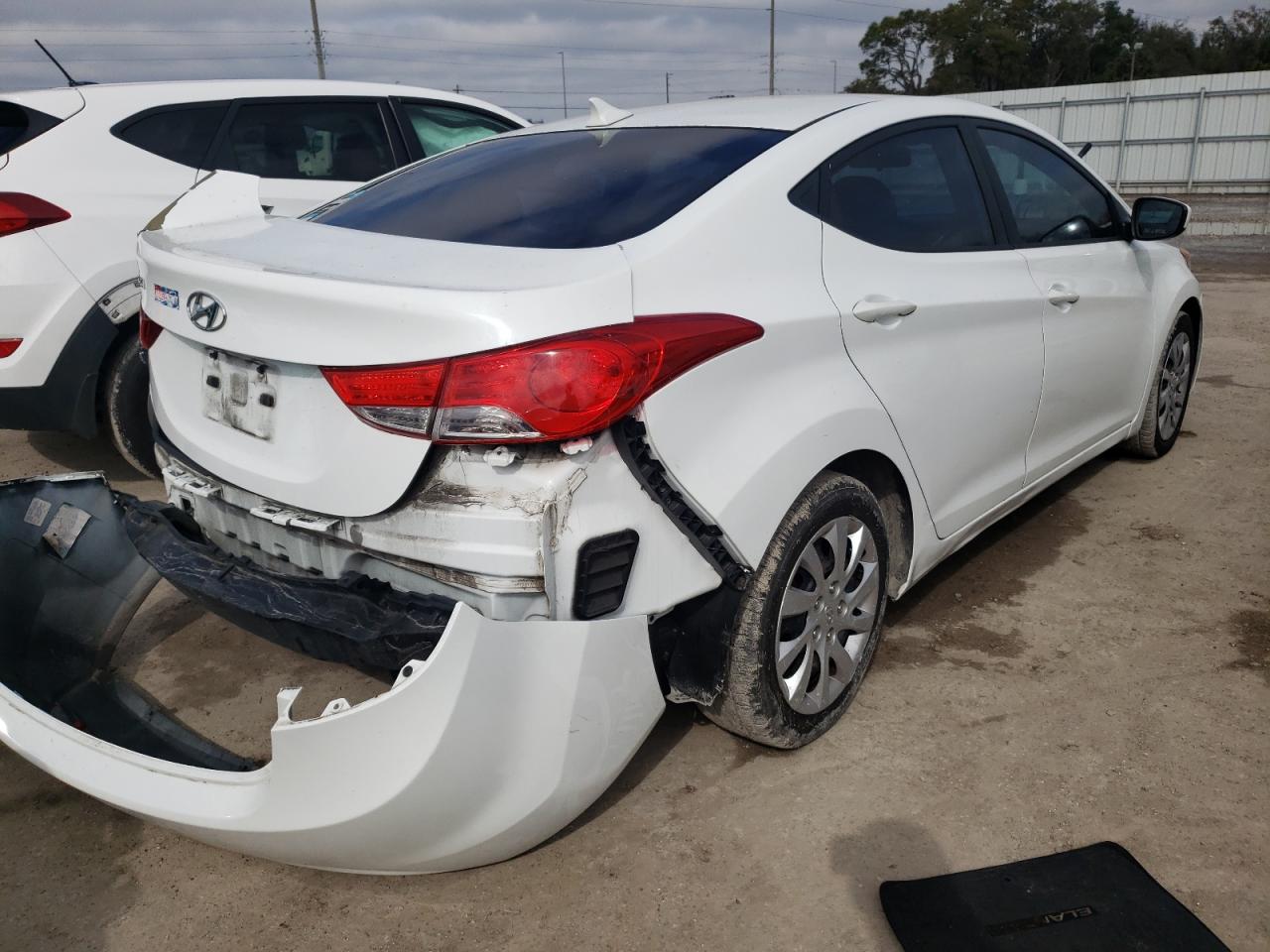 Photo 4 from auction – 2012 HYUNDAI ELANTRA GL with VIN 5NPDH4AE5CH148910