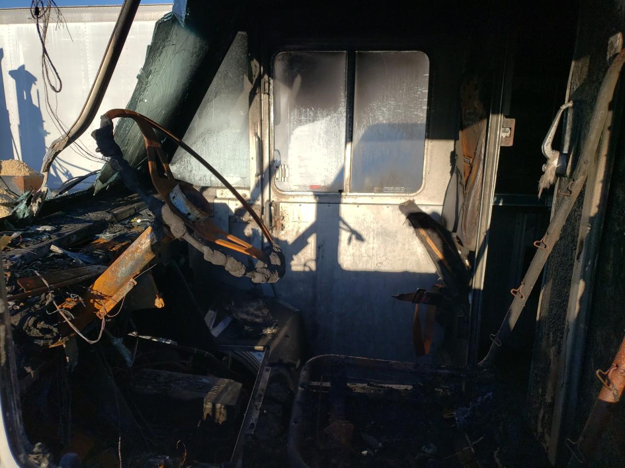 Photo 5 from auction – 2001 FREIGHTLINER CHASSIS M with VIN 4UZAANBW81CH52883