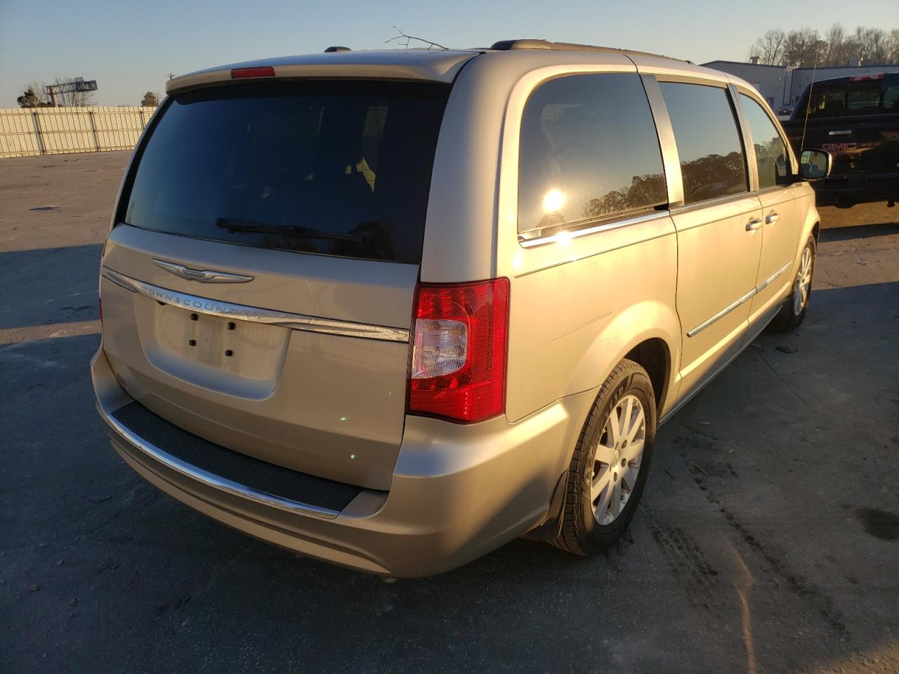 Photo 4 from auction – 2014 CHRYSLER TOWN & COU with VIN 2C4RC1BG0ER192693