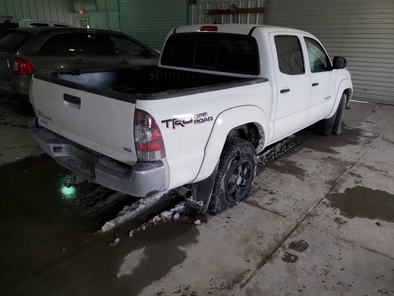 Photo 4 from auction – 2014 TOYOTA TACOMA DOU with VIN 3TMLU4EN7EM138944