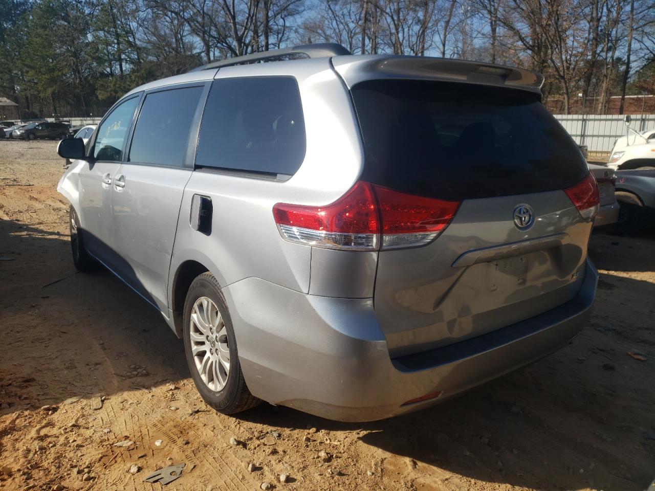 Photo 3 from auction – 2011 TOYOTA SIENNA XLE with VIN 5TDYK3DC2BS102841