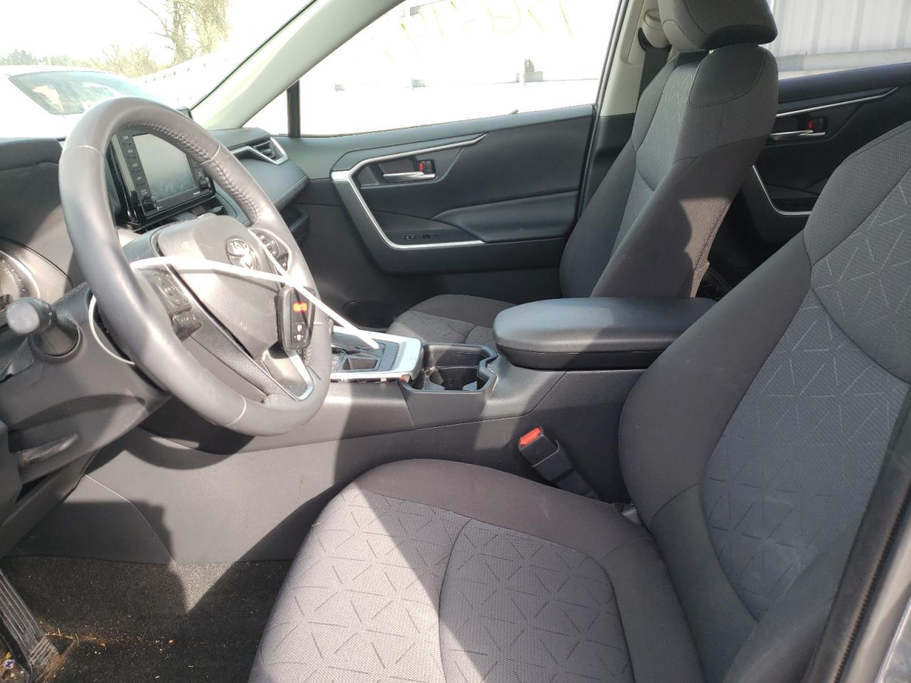 Photo 5 from auction – 2020 TOYOTA RAV4 XLE with VIN JTMP1RFVXLD060996