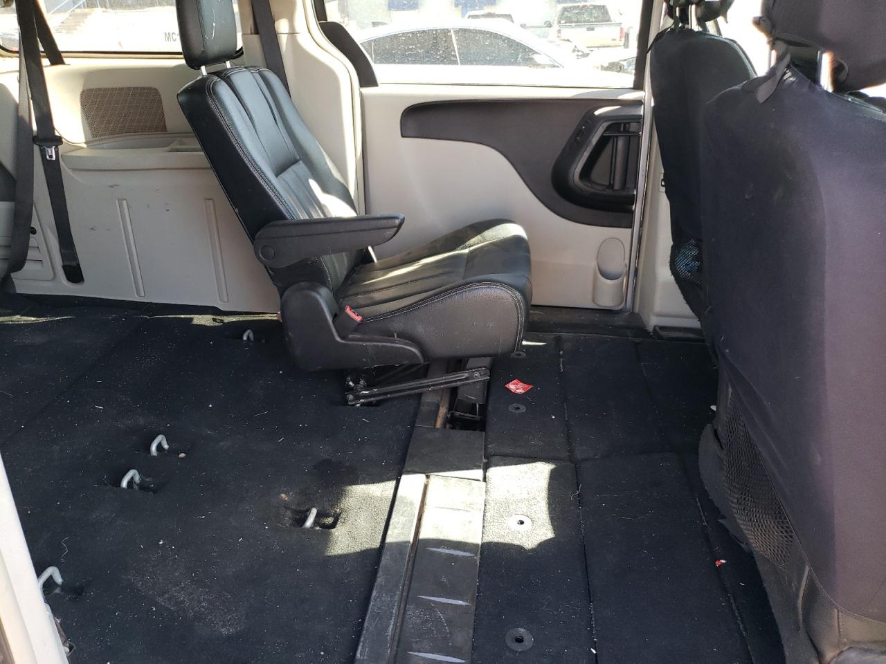 Photo 6 from auction – 2016 CHRYSLER TOWN & COU with VIN 2C4RC1BG6GR292705